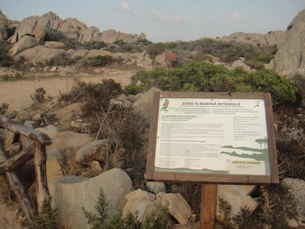 Cala Coticcio hiking trail. Starting point